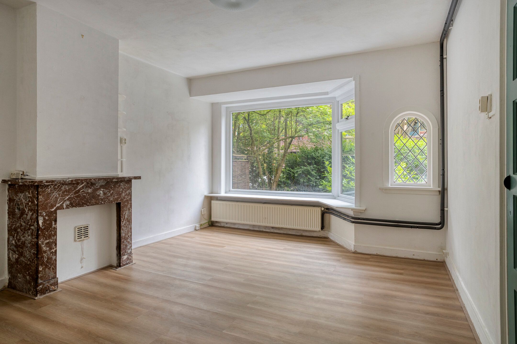 Lege woonkamer vóór virtueel inrichten