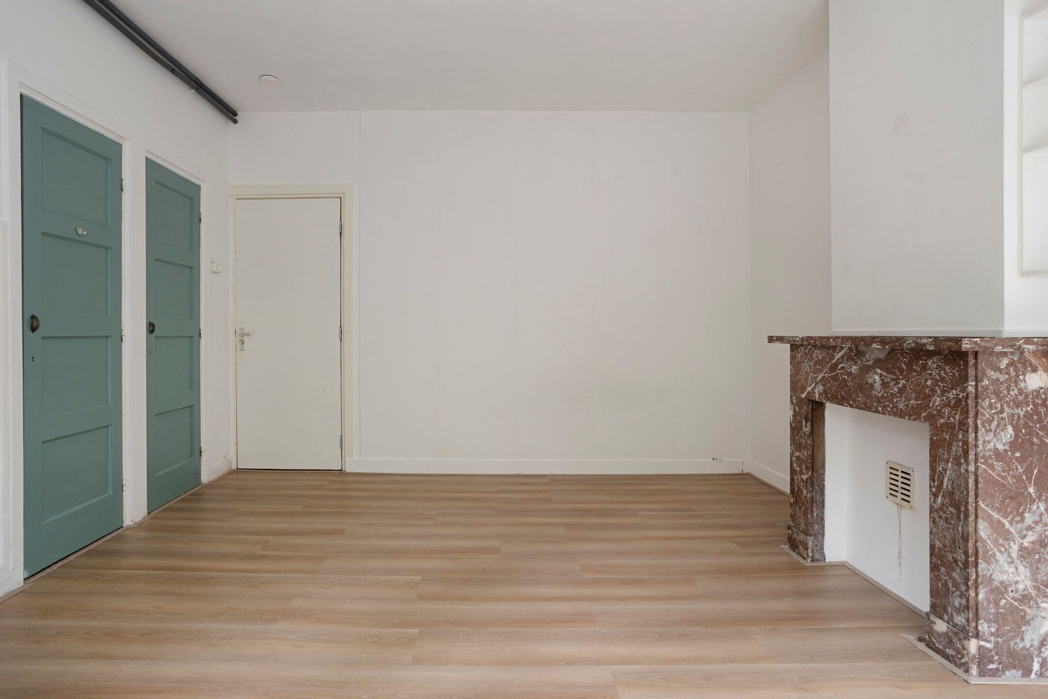 Schlafzimmer leer, vor dem virtuellen Home Staging